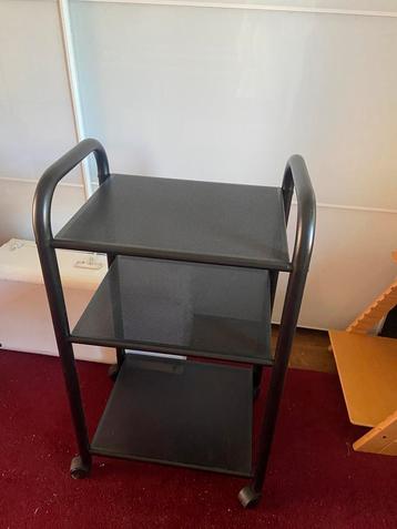 Trolley op wieltjes, waarschijnlijk IKEA beschikbaar voor biedingen