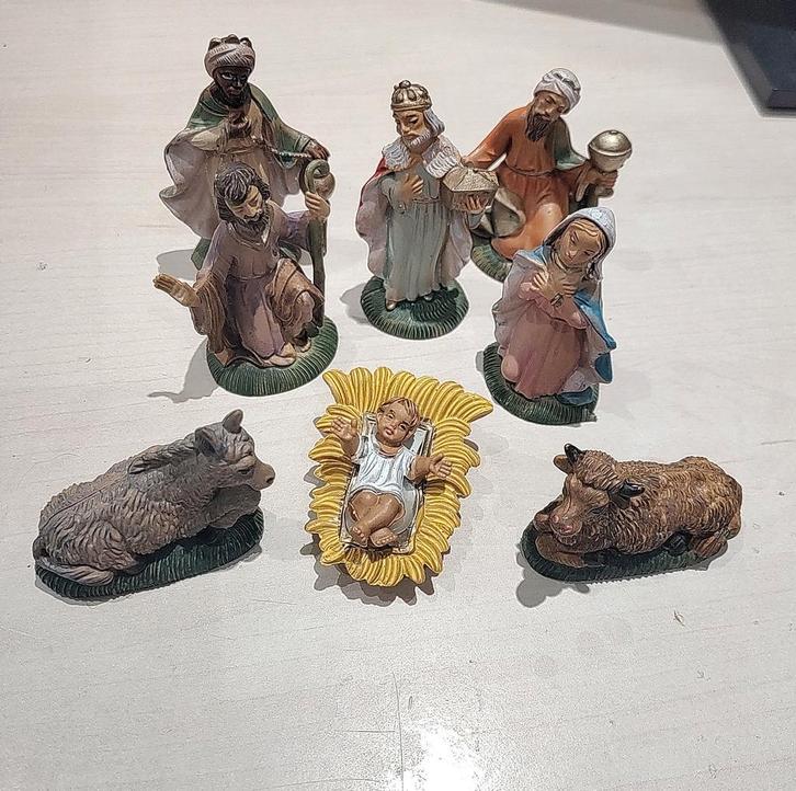 Vintage Kerststal 8 Figuren Italiaanse hard plastic, Diversen, Kerst, Zo goed als nieuw, Verzenden