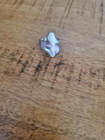 Antieke zilveren ring met parelmoer. Mt 15. beschikbaar voor biedingen