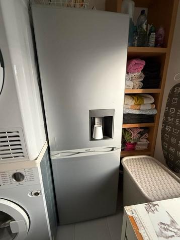 Koelkast met vriesvak en waterdispenser beschikbaar voor biedingen