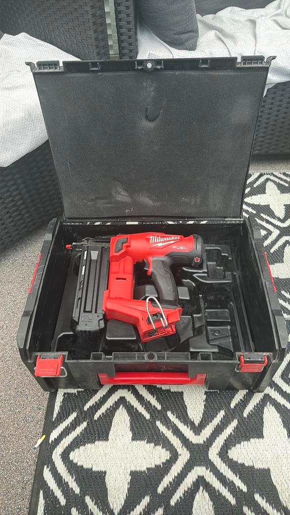 Milwaukee M18 FN18GS-0X 18V accu brad tacker body in HD-box, Doe-het-zelf en Verbouw, Gereedschap | Handgereedschap, Zo goed als nieuw