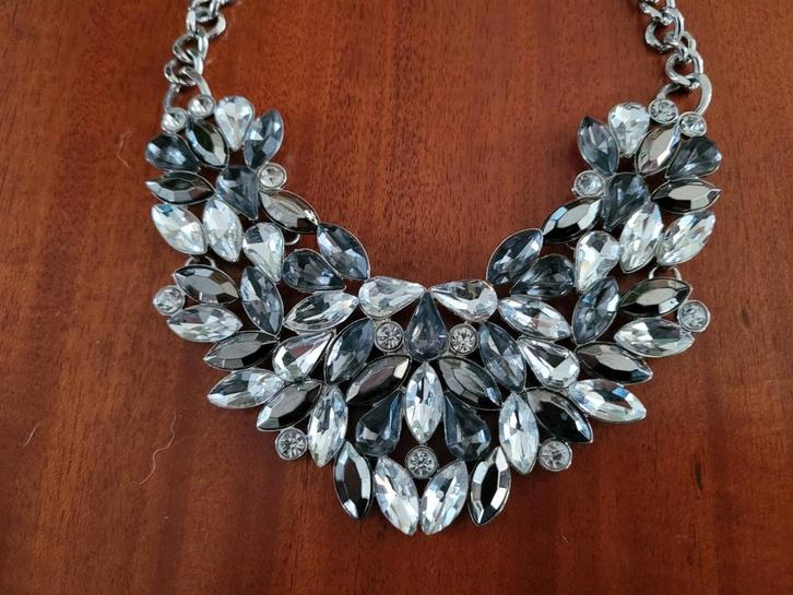 Vintage halsketting met geslepen blank/zwart glazen stenen, Sieraden, Tassen en Uiterlijk, Kettingen, Zo goed als nieuw, Overige materialen