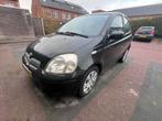 Toyota Yaris 1.3 16V Vvti 5DR Linea SOL bouwjaar 2004 Zwart, Auto's, Voorwielaandrijving, Stof, 31 €/maand, 400 kg