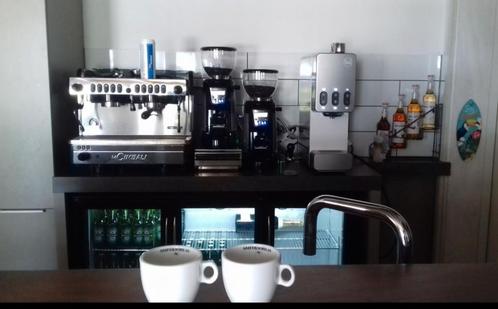 2 groeps-piston koffiemachine met 2 bonenmalers., Zakelijke goederen, Horeca | Keukenapparatuur, Gebruikt, Ophalen