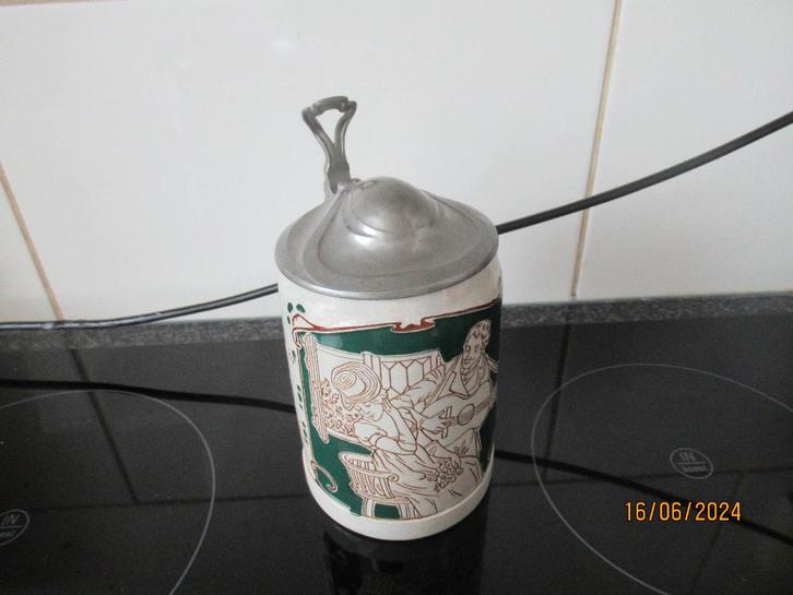 MOOIE BIERPUL MET TINNEN DEKSEL+ TEKST+ GITARIST-ART DECO, Antiek en Kunst, Antiek | Keramiek en Aardewerk, Ophalen of Verzenden