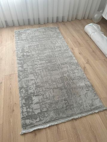 Mooi vloerkleed CASPARA 100x200 cm – zachte grijstinten beschikbaar voor biedingen