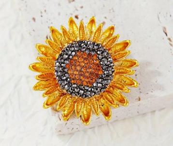 Goudkleurige Kristallen Zonnebloem Broche. beschikbaar voor biedingen