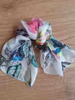 Zeer leuk klein dames halsdoekje, Ophalen of Verzenden, Zo goed als nieuw, Sjaal