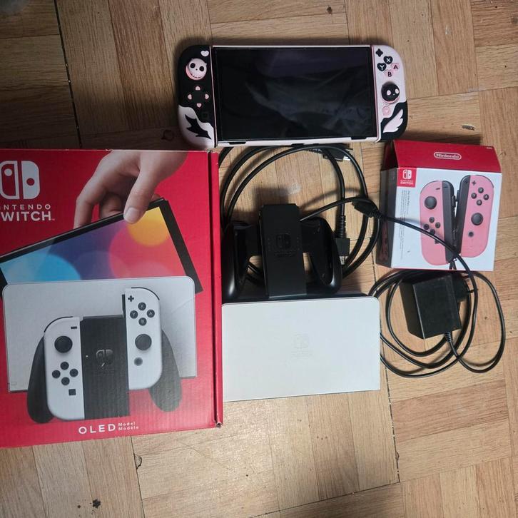 Nintendo Switch OLED + Extra Joy-Cons &  veel Accessoires!, Spelcomputers en Games, Spelcomputers | Nintendo Switch, Zo goed als nieuw
