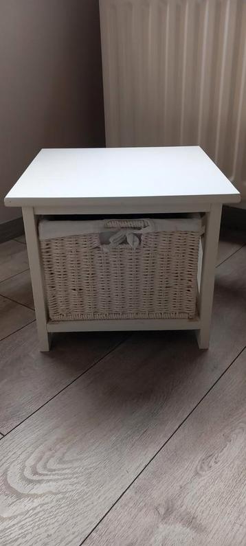 Leuk nachtkastje, houten kastje met rieten mand beschikbaar voor biedingen
