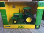 John Deere 3050 2 Wd Britains, Hobby en Vrije tijd, Modelauto's | 1:32, Ophalen of Verzenden, Nieuw, Tractor of Landbouw, Britains