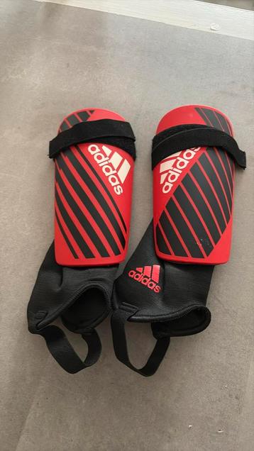 Scheenbeschermers adidas zgan rood zwart beschikbaar voor biedingen