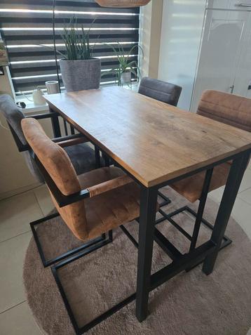 Bartafel met 4 barstoelen beschikbaar voor biedingen