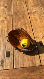 Softbalhandschoen met bal, Ophalen of Verzenden, Zo goed als nieuw