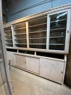 Unieke antieke teakhouten wand/vitrinekast met beige patina, Ophalen of Verzenden, Gebruikt