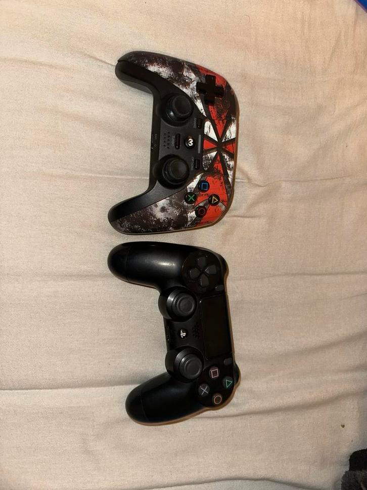 PS4 Controllers - Set van 2 (DualShock 4 en Nacon), Spelcomputers en Games, Spelcomputers | Sony PlayStation 4, Zo goed als nieuw