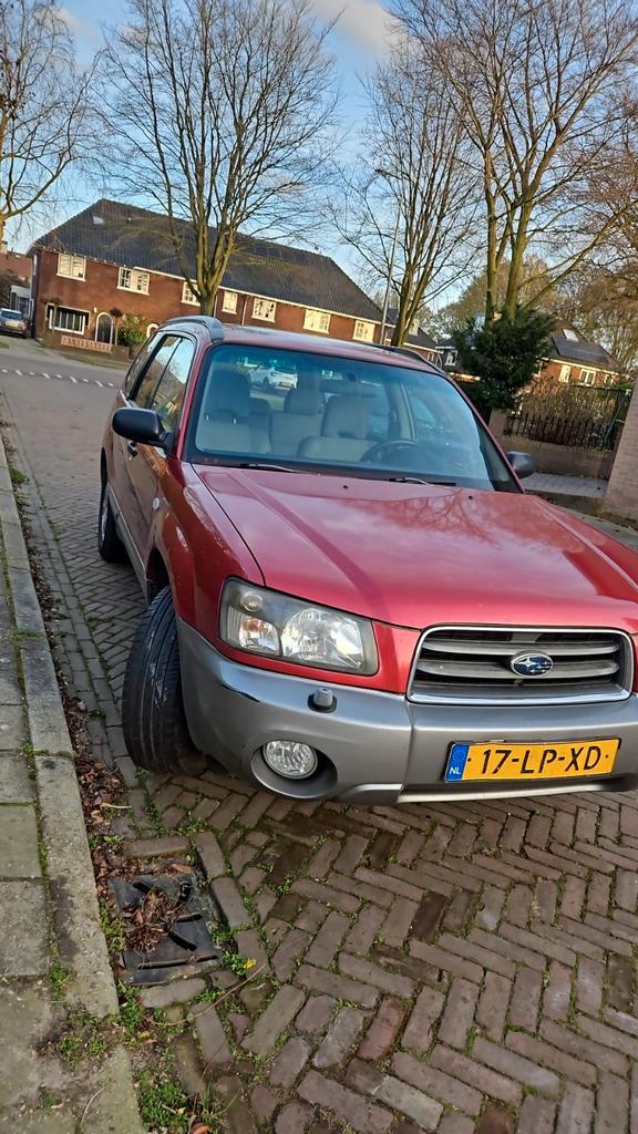 Subaru Forester 2.0 92KW 2003 Rood/ Defect, Auto's, Subaru, Forester, 4x4, Benzine, D, SUV of Terreinwagen, Handgeschakeld, Origineel Nederlands