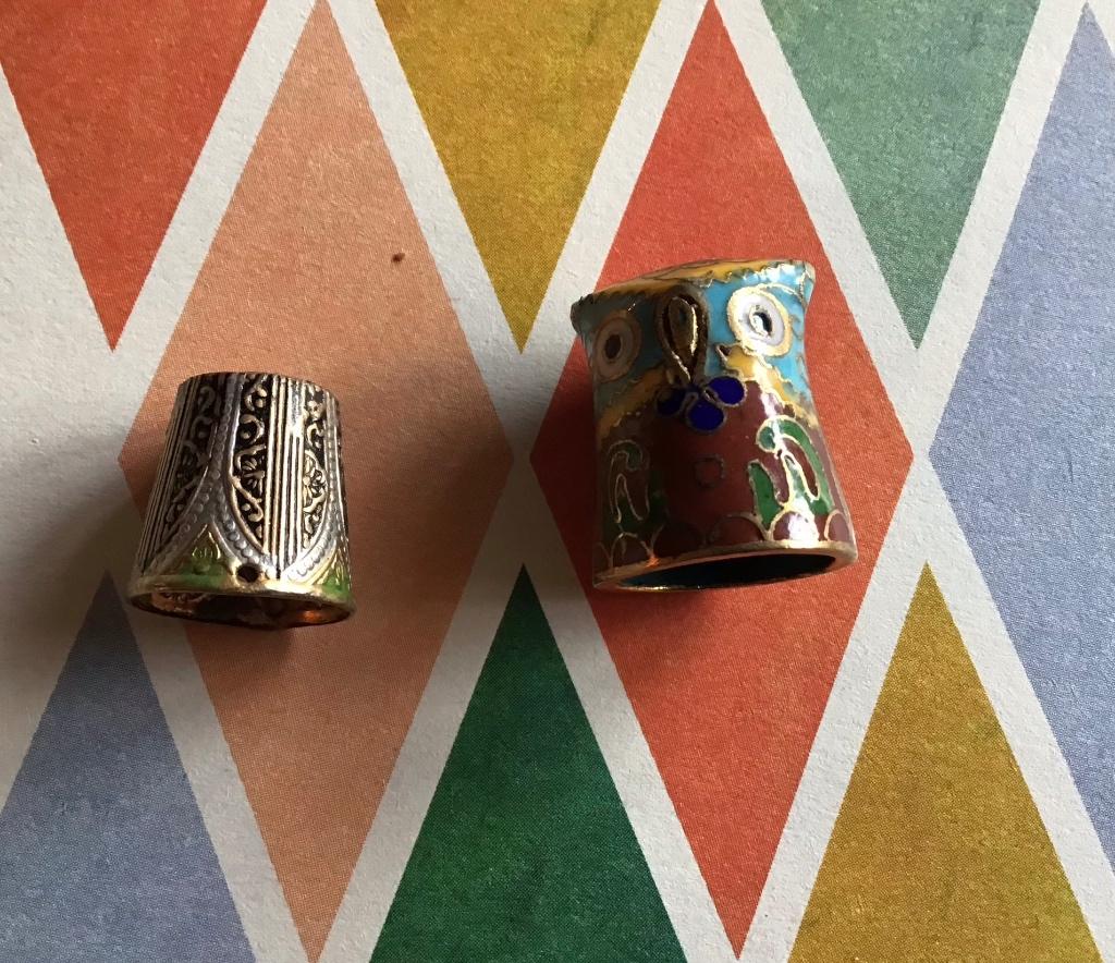 Set van 2 vingerhoedjes - Art Deco & Uil Cloisonné - Vintage, Verzamelen, Overige Verzamelen, Gebruikt, Ophalen of Verzenden