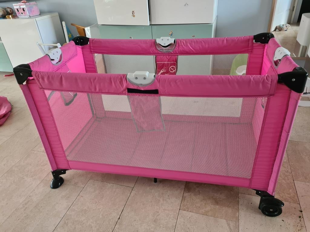 Roze campingbedje / reisbedje met extra matras, Kinderen en Baby's, Babywiegjes en Ledikanten, Ophalen of Verzenden, Gebruikt
