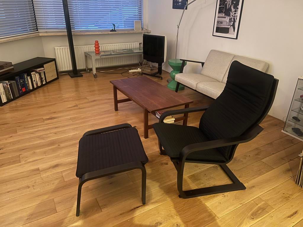 IKEA POÄNG. Fauteuil en hocker. 10 Maart 2026 nieuw gekocht., Ophalen, Zo goed als nieuw, Zwart, Eén