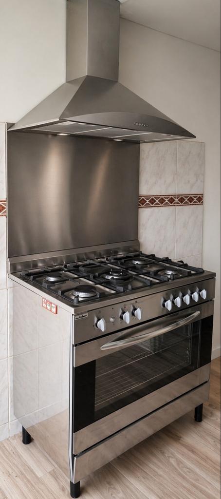 Vrijstaand gasfornuis met oven en afzuigkap, Witgoed en Apparatuur, Fornuizen, Ophalen, 60 cm of meer, Zo goed als nieuw, Gas