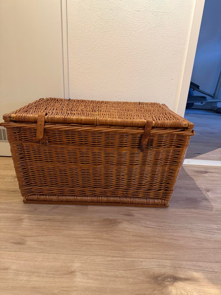 Grote rieten mand met deksel en leren sluitingen, Huis en Inrichting, Ophalen, Mand, Zo goed als nieuw, Riet
