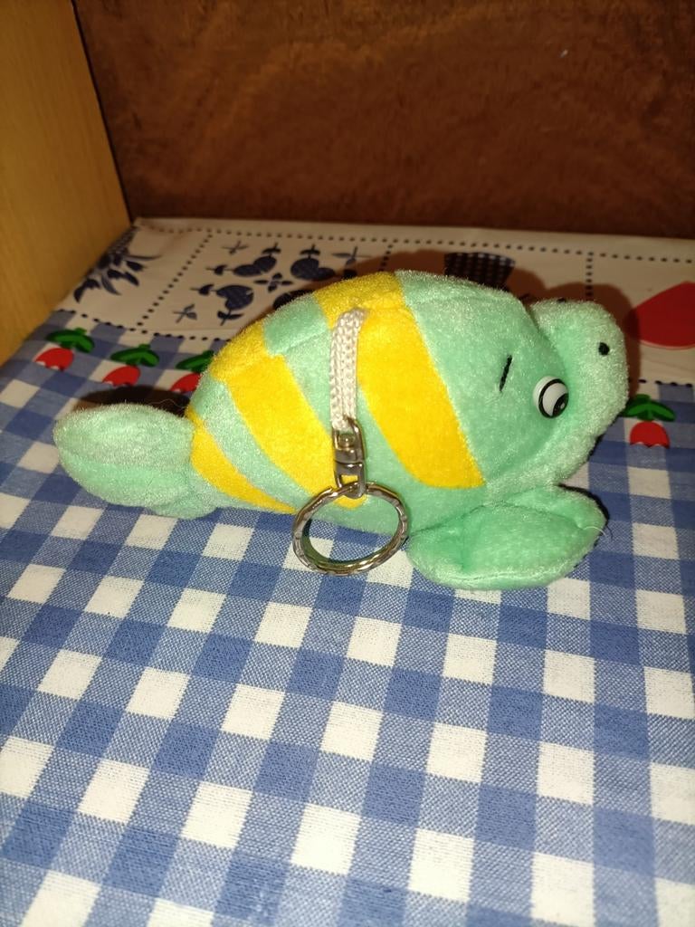 Vis sleutelhanger knuffeltje 14 cm groen met geel, Ophalen of Verzenden, Zo goed als nieuw, Overige typen