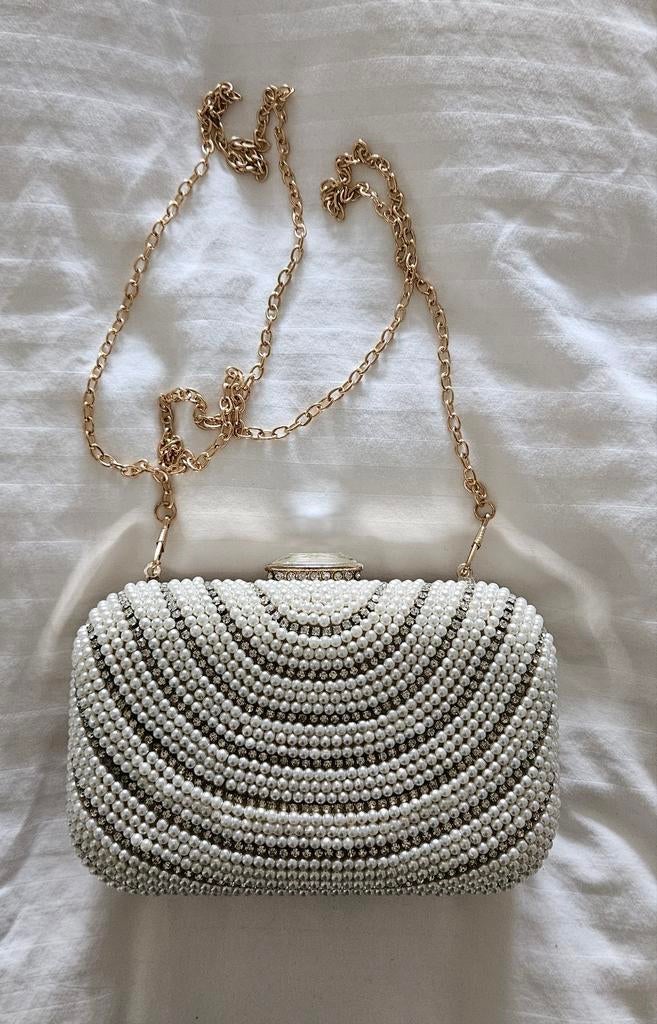 Elegante clutch met parels en gouden ketting, Ophalen of Verzenden, Zo goed als nieuw, Wit, Avondtasje