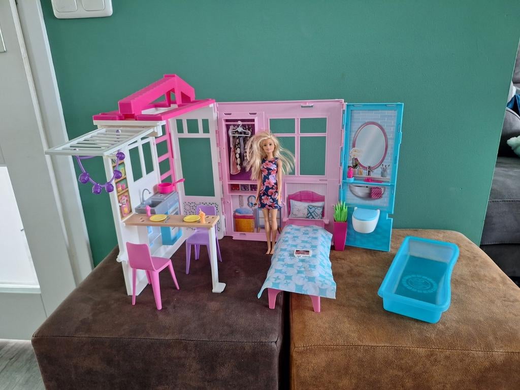 Barbiehuis, vakantiehuis met Barbiepop en accessoires, Ophalen of Verzenden, Zo goed als nieuw, Poppenhuis