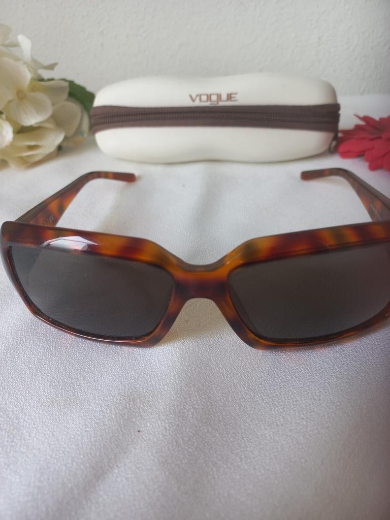 ZONNEBRIL VAN VOGUE INCLUSIEF ETUI, Ophalen of Verzenden, Overige merken