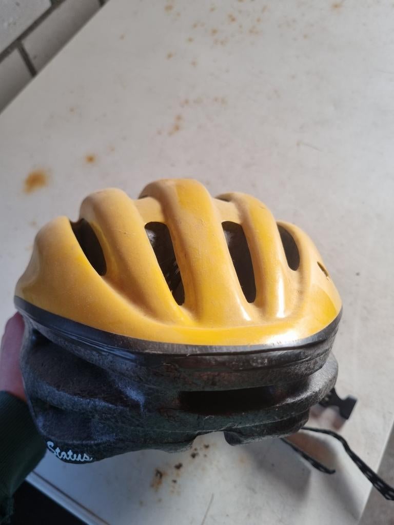 Gele wielrenhelm - Status, Fietsen en Brommers, Status, Gebruikt, Overige maten, Ophalen of Verzenden
