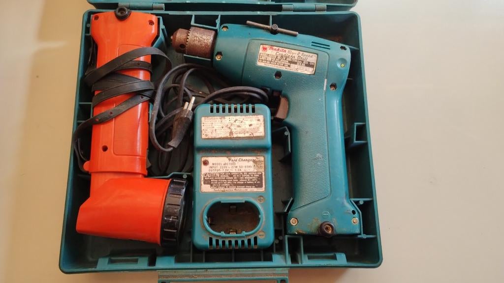 Makita vintage accu boormachine met 2 accus, lader en lamp, Ophalen, Gebruikt, Boormachine