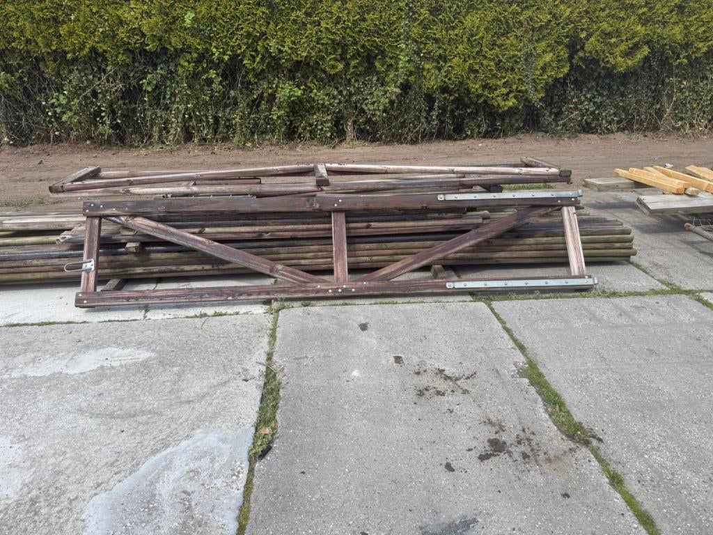 Gecreosoteerde weidepalen met gaas en toebehoren., Dieren en Toebehoren, Toebehoren