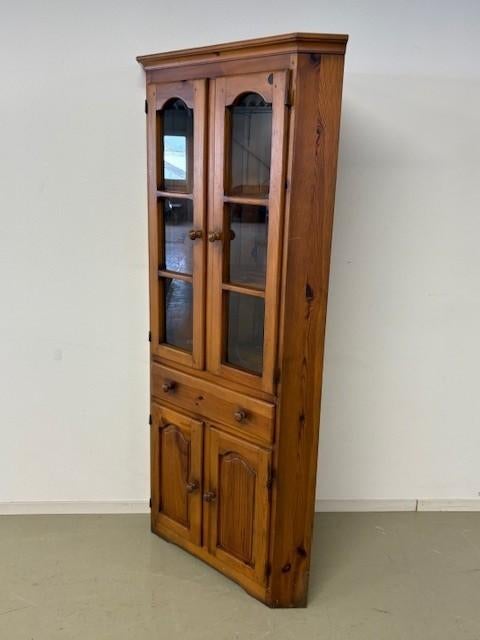 Mooi grenen hoekvitrinekastje van Jeantique, Huis en Inrichting, Kasten | Vitrinekasten, Gebruikt, 150 tot 200 cm, 50 tot 100 cm