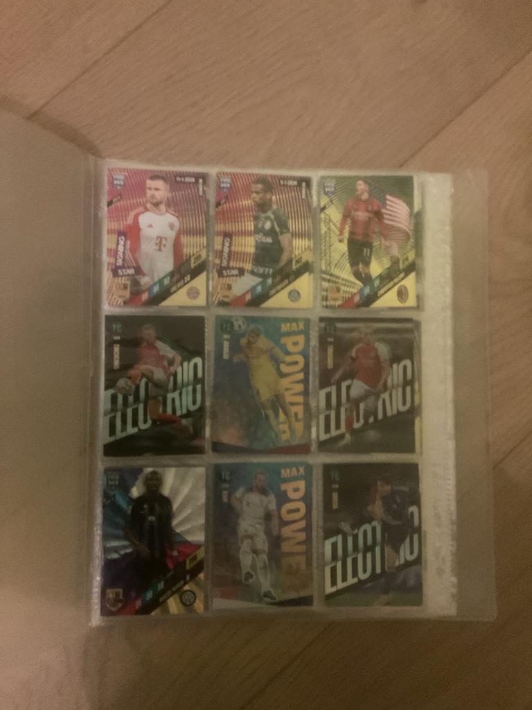 Voetbal kaarten map, Ophalen of Verzenden, Zo goed als nieuw, Meerdere kaarten, Foil