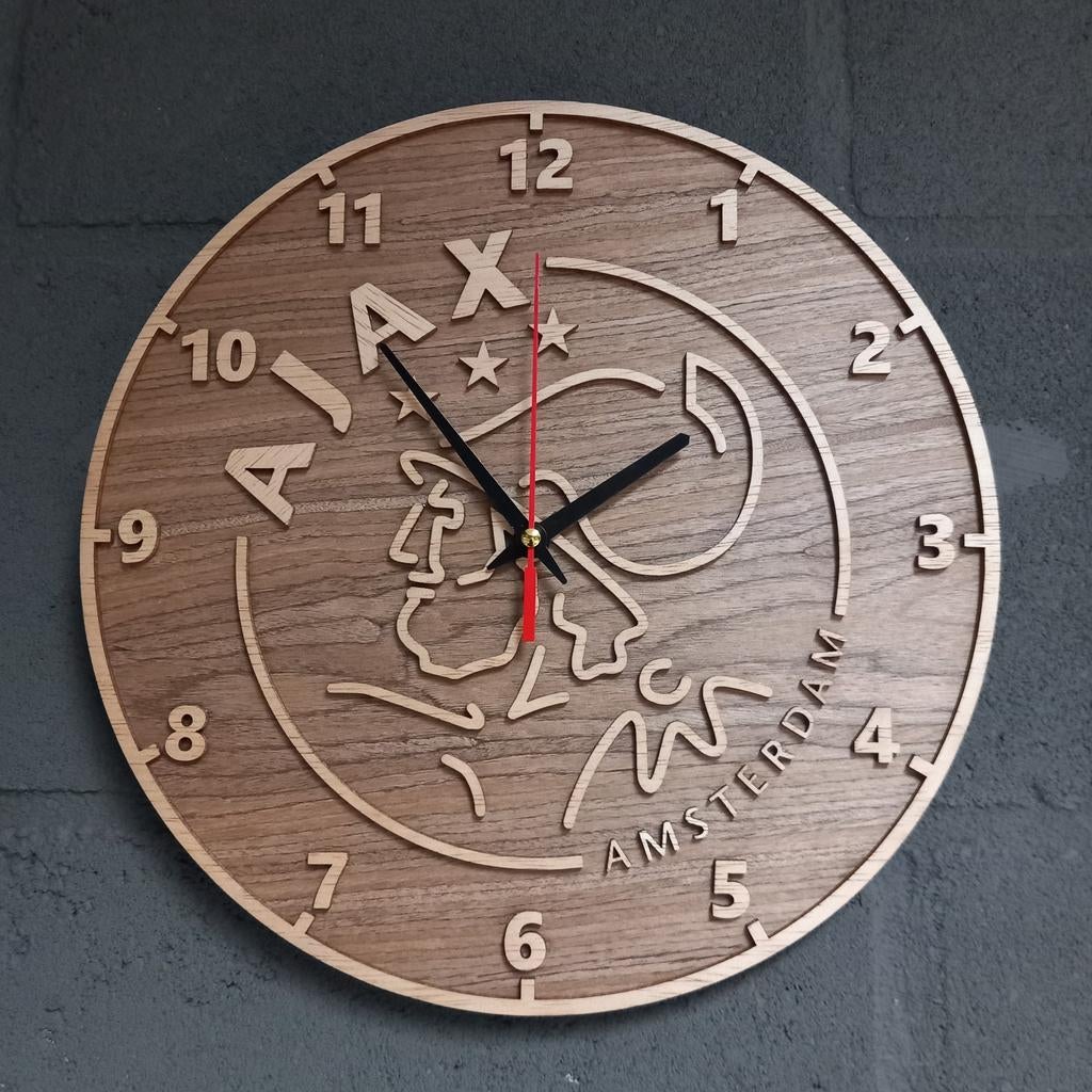 Uit hout gesneden Ajax klok 29cm doorsnee, Ophalen of Verzenden, Nieuw, Wandklok