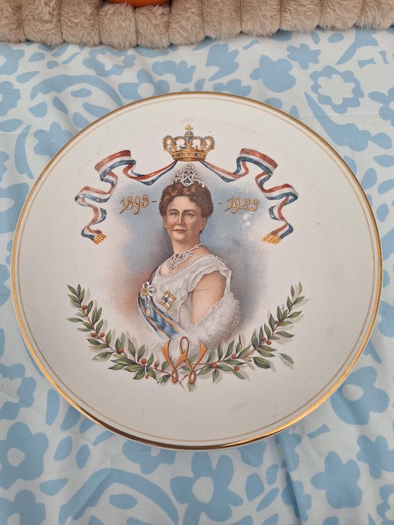 Koninklijk huis Nederland bord Wilhelmina, Verzamelen, Koninklijk Huis en Royalty, Verzenden, Zo goed als nieuw, Nederland, Kaart, Foto of Prent