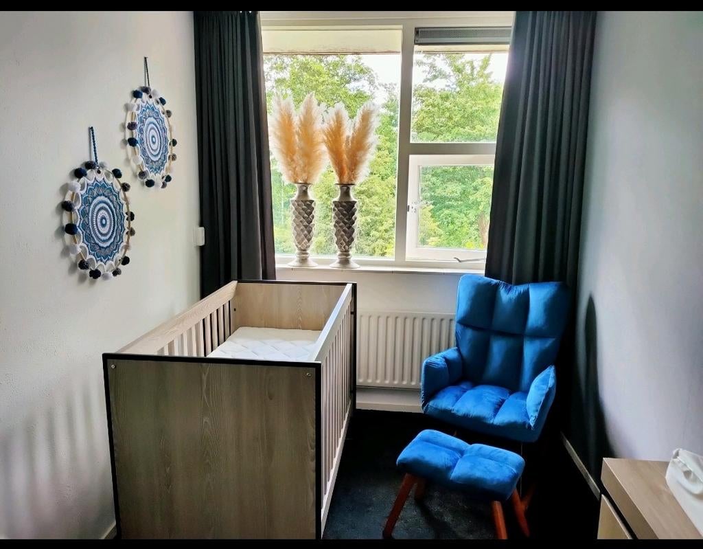 Babybed en commode kast, Kinderen en Baby's, Kinderkamer | Commodes en Kasten, Zo goed als nieuw, 90 tot 105 cm, 100 cm of meer