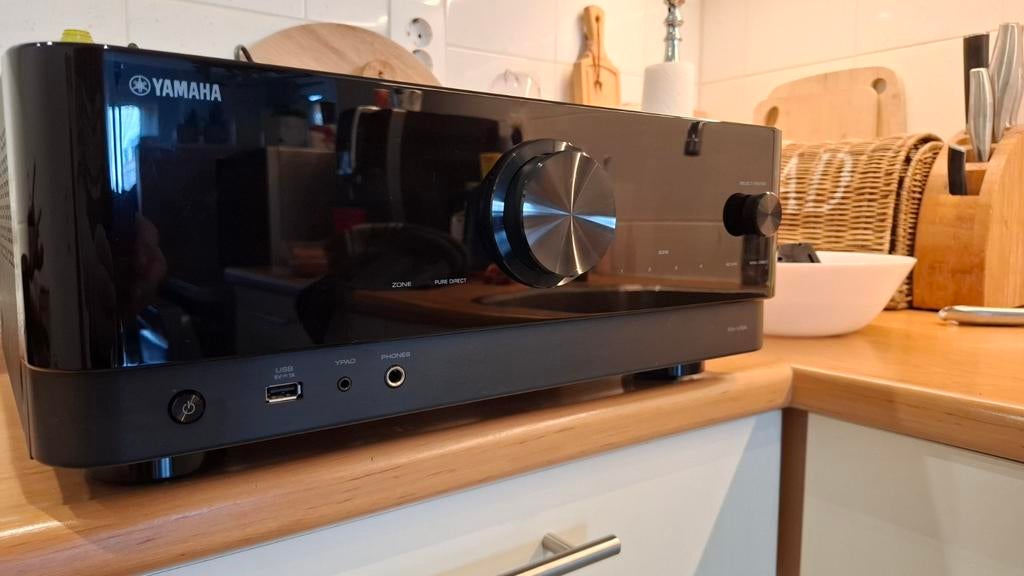 Yamaha RX-V6A 1,5 jaar oud met waterschade, Audio, Tv en Foto, Versterkers en Receivers, Yamaha, Ophalen of Verzenden, Niet werkend