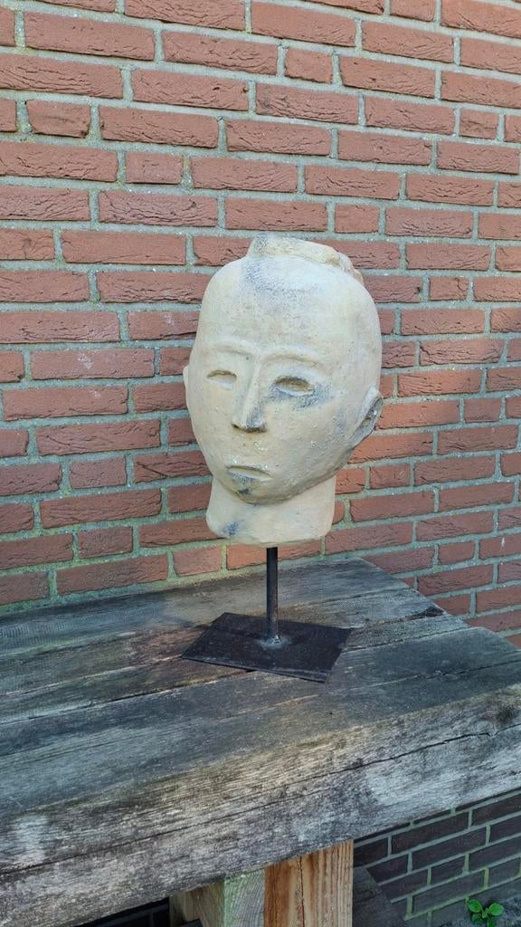 Decoratief stenen hoofd op metalen standaard, Antiek en Kunst, Kunst | Beelden en Houtsnijwerken, Ophalen, Buste, 20 - 50 cm, Beige