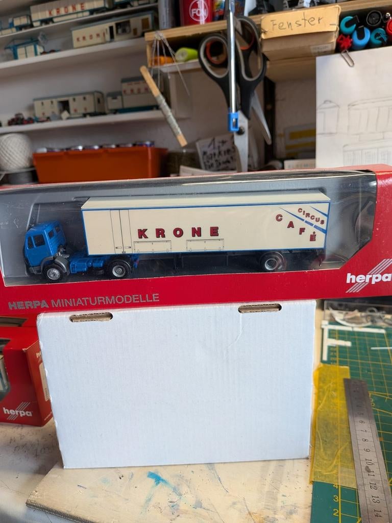 Herpa Miniatuurmodel Krone Circus Café Vrachtwagen, Overige merken, 1:50 of kleiner, Nieuw, Ophalen of Verzenden