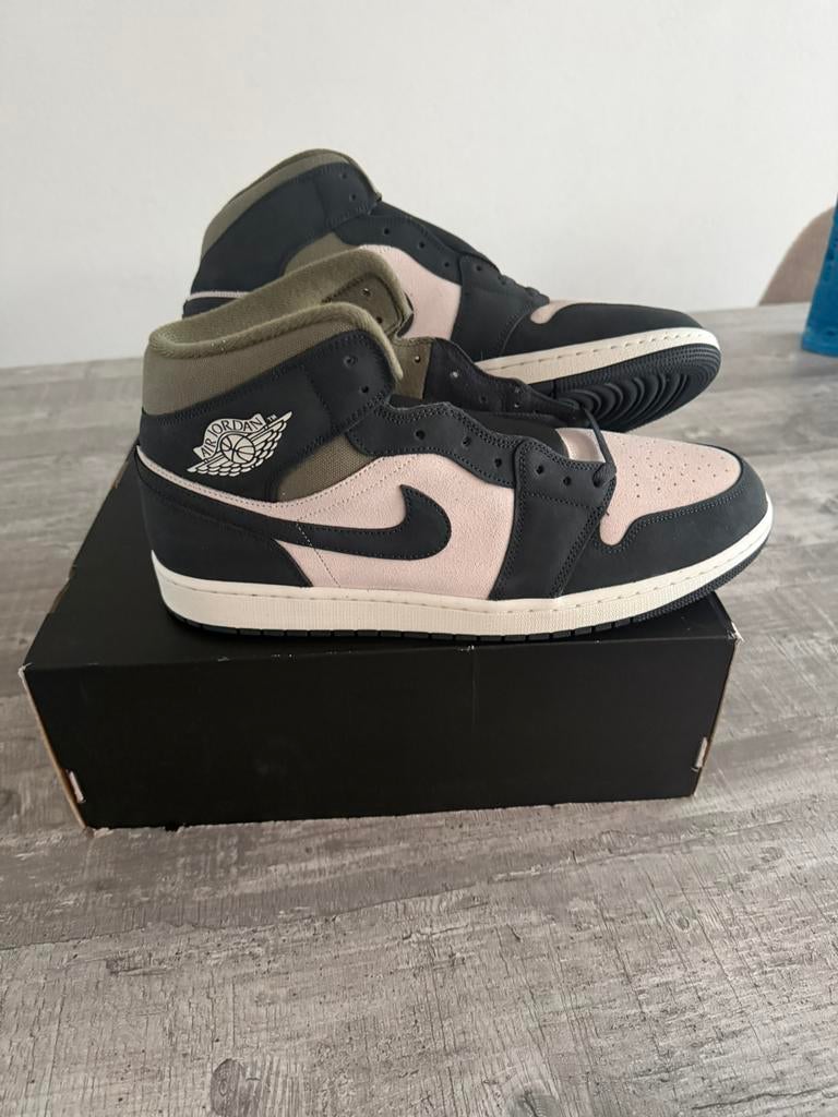 Te koop nieuw paar nike air jordan 1 mid in maat 48,5 (48.5), Kleding | Heren, Schoenen, Overige kleuren, Nieuw, Ophalen of Verzenden