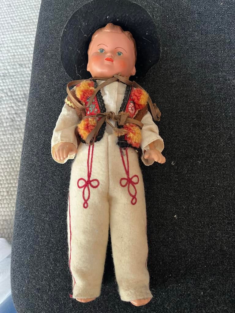 Antieke Pop met traditionele kleding en hoed, Ophalen of Verzenden, Gebruikt, Overige typen