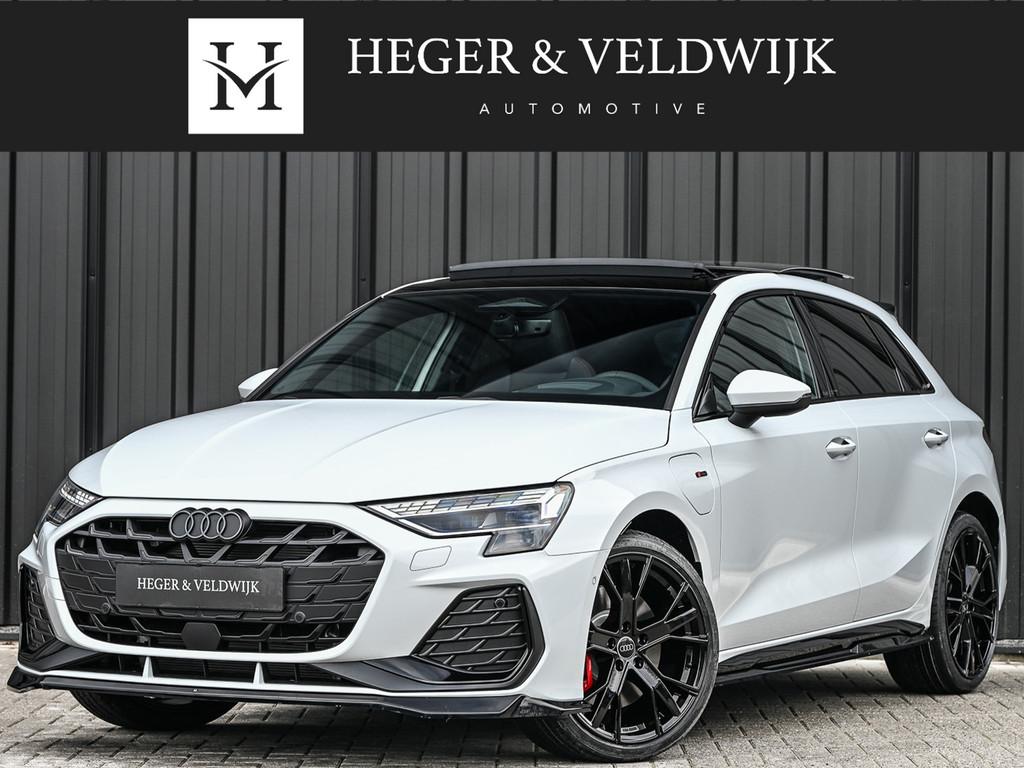 Audi A3 Sportback 45 TFSI e S edition Competition | Panorama, Zwart, 4 cilinders, 700 kg, Wit