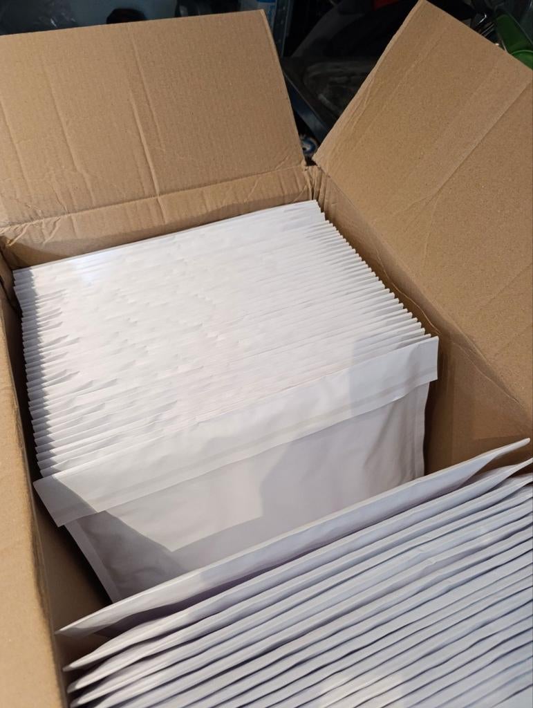 100 luchtkussen enveloppen 25x36 cm wit, Ophalen of Verzenden