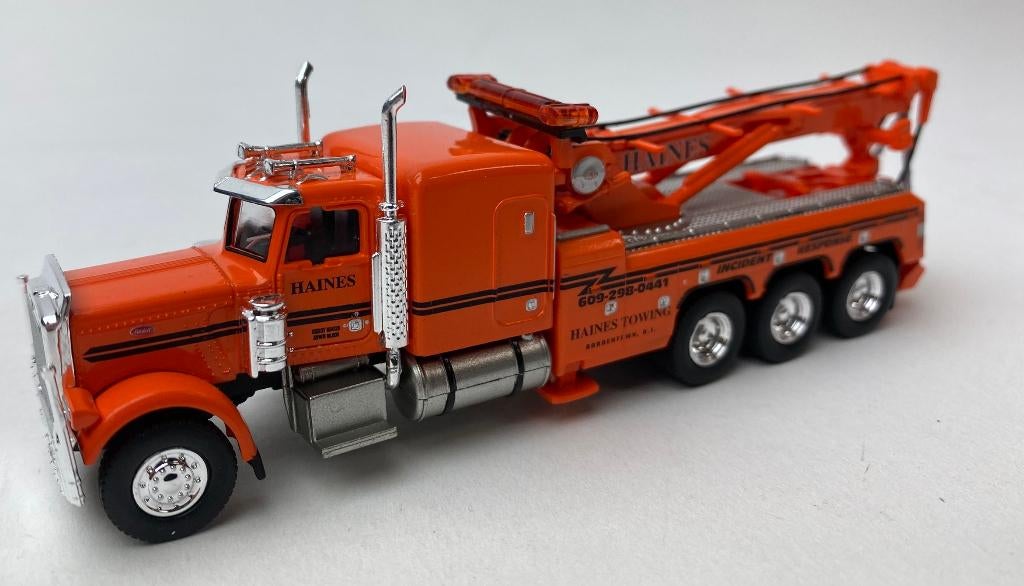 Brekina 1:87 Peterbilt 359 Sleepwagen oranje - Haines 1973