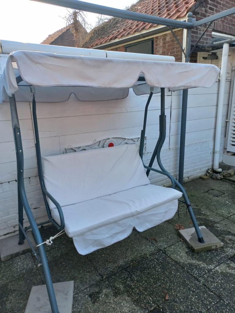Schommelbank met witte kussens en dakluifel, Tuin en Terras, Tuinbanken, Ophalen, Zo goed als nieuw, Schommelbank