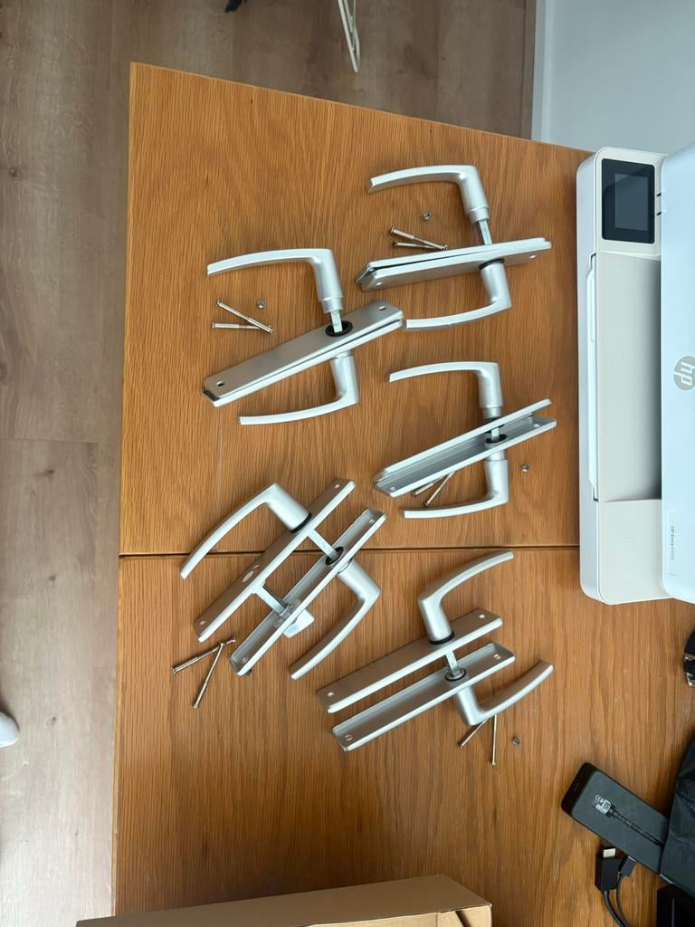 Set van 4 reguliere + 1 badkamer deurklinken aluminium, Ophalen, Gebruikt, Overige materialen, Klink of Kruk