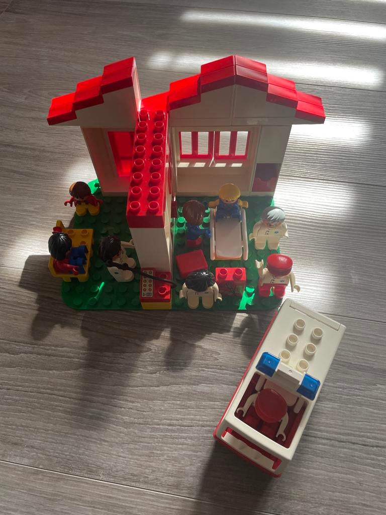 Lego Duploziekenhuis met Figuren en Auto, Kinderen en Baby's, Speelgoed | Duplo en Lego, Inclusief minifiguren, Gebruikt, Overige thema's