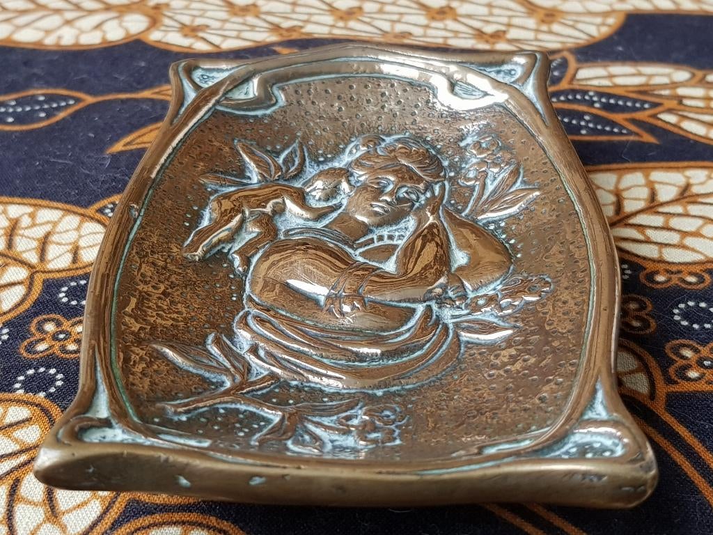 Mooi antiek Engels koper schaaltje met vrouw en putti 1900., Antiek en Kunst, Antiek | Koper en Brons, Ophalen of Verzenden, Koper